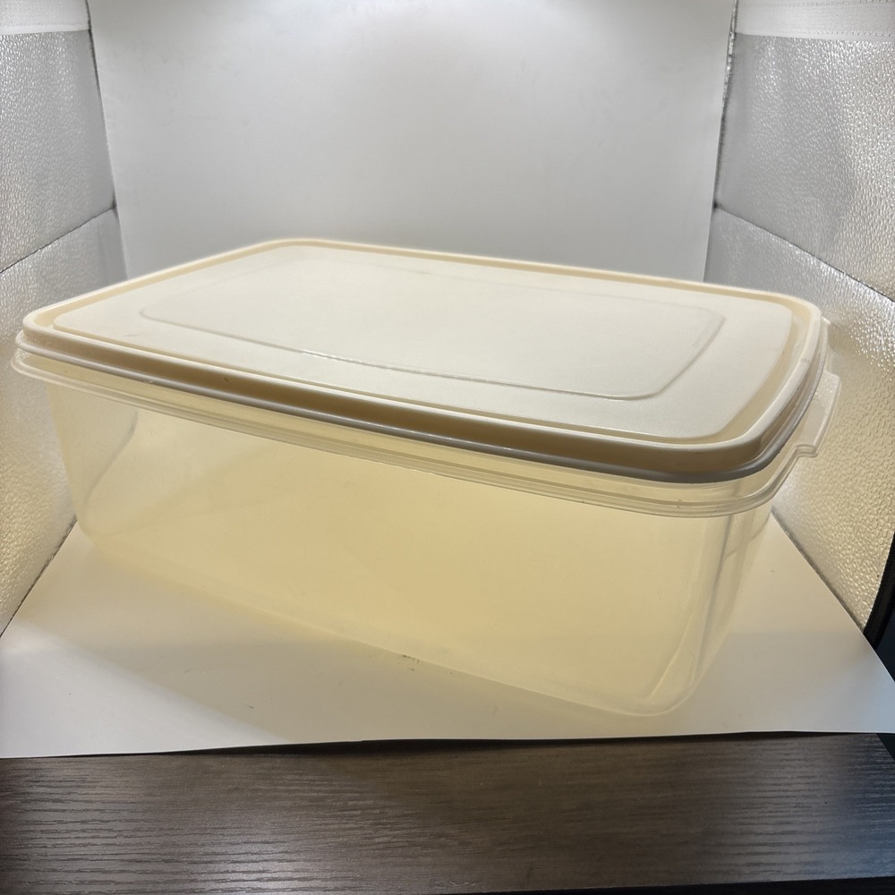 Rubbermaid Servin Saver #8 Rectangle 33 Cup Sheer w/Almond Lid Storage Container